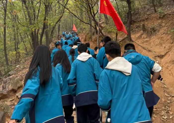 攀登鲁班壑  学习扁担精神